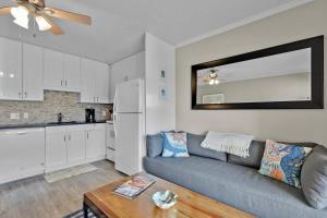 Nhà bếp/bếp nhỏ tại OV A-104 Ocean Villa - Ocean Front Resort Sleeps