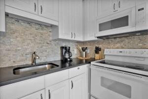 Nhà bếp/bếp nhỏ tại OV A-104 Ocean Villa - Ocean Front Resort Sleeps