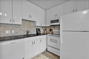 Nhà bếp/bếp nhỏ tại OV A-104 Ocean Villa - Ocean Front Resort Sleeps