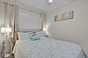 Giường trong phòng chung tại OV A-104 Ocean Villa - Ocean Front Resort Sleeps +23 ảnh