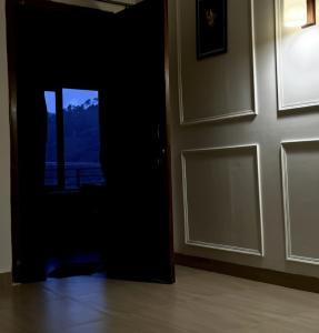 een open deur met uitzicht op een kamer bij Himalayan Hideaway in Almora