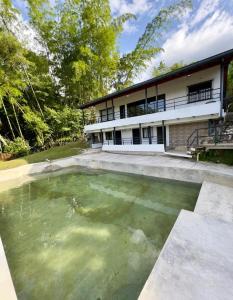 a large pool of water in front of a building at Ecohotel Los Cedros in Cocorná