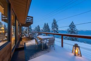 un balcon d'une maison avec une table et des chaises dans l'établissement Big Blue Views Walk 2 Lake, à Tahoe Vista