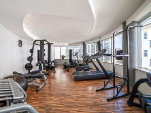 een sportschool met loopbanden, crosstrainers en hometrainers bij Sofitel Luxembourg Europe in Luxemburg