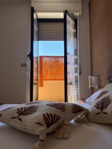 una camera da letto con un letto grande con una finestra di B&B Lary a Pescara