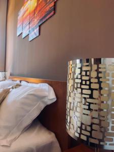 una camera da letto con un letto e un quadro sul muro di B&B Lary a Pescara