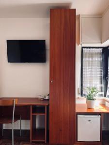 una stanza con una scrivania e una TV a parete di B&B Lary a Pescara
