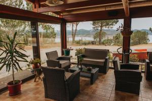 旧圣克拉拉Poioruivo的门廊上设有桌椅和窗户