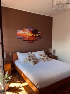 una camera da letto con un letto bianco con due cuscini di B&B Lary a Pescara Altre 42 foto