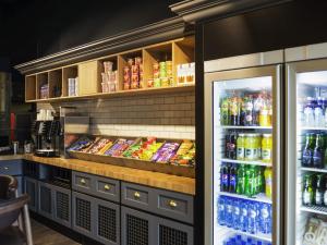 un frigorifero pieno di bevande di ibis Amsterdam Centre ad Amsterdam