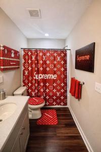 een badkamer met een rood douchegordijn en een toilet bij The Aristocrat's Abode in Stockbridge +30 foto's