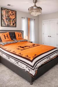 een slaapkamer met een groot bed met oranje kussens bij The Aristocrat's Abode in Stockbridge