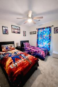 een slaapkamer met twee bedden en een plafondventilator bij The Aristocrat's Abode in Stockbridge