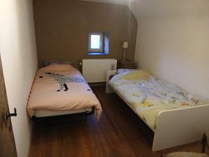 een kleine kamer met 2 bedden bij La ferme du château du XVII siècle in Stoumont