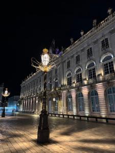 a street light in front of a building at night at La suite du parc 1 in Nancy
