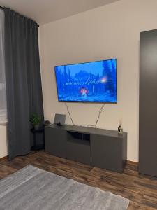 un soggiorno con TV a schermo piatto a parete di Apartmán Pardubice 3 a Pardubice