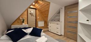 Giường trong phòng chung tại Apartament u Krupy