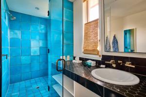 un bagno con lavandino e doccia di Hotel Saint Cecilia ad Austin Altre 90 foto