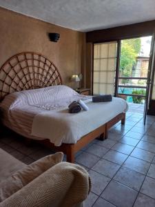 una camera da letto con un letto grande e un balcone di La Casa del Sol - Cuernavaca a Cuernavaca