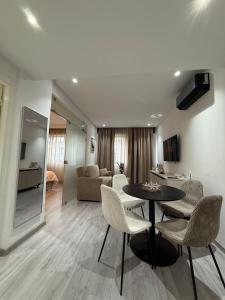 ein Wohnzimmer mit Tisch, Stühlen und Sofa in der Unterkunft Studio la capitale in Rabat