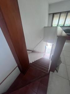 een trap naar een kamer met een raam bij Depto céntrico p 6 personas in Miramar