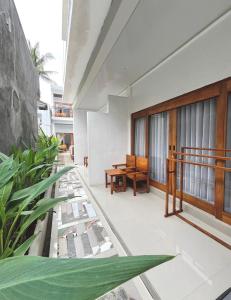 En balkon eller terrasse på NeNa Eat & Sleep Kuta