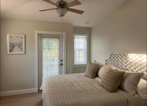 una camera con letto e ventilatore a soffitto di Oceanview's and heated pool in Cudjoe Key, FL a Cudjoe Key Altre 130 foto