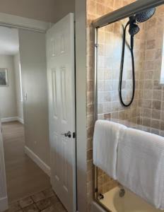 bagno con doccia e asciugamano bianco di Oceanview's and heated pool in Cudjoe Key, FL a Cudjoe Key