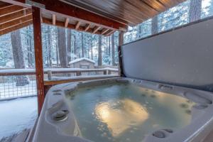 Fotografie z fotogalerie ubytování Kings Beach Retreat, Hot Tub, Walk to Beach v destinaci Kings Beach