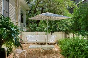 patio con divano bianco e ombrellone di Hotel Saint Cecilia ad Austin
