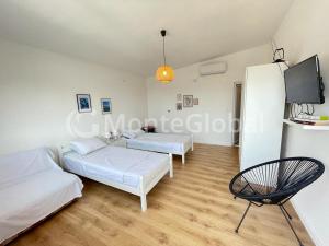 Giường trong phòng chung tại Apartmans White perl