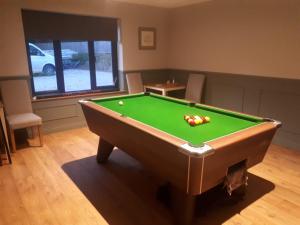 een kamer met een pooltafel in een kamer met bij Appleton House in Thornbury