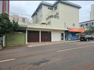 a building on the side of a street at Apartamento Central in Cascavel
