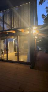 de weerspiegeling van een persoon in een raam van een huis bij The Hill Koh Mak 