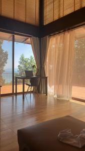 een woonkamer met een bureau en een laptop. bij The Hill Koh Mak 