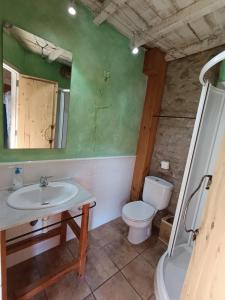 Koupelna v ubytování Habitaciones con baño privado en Cartes