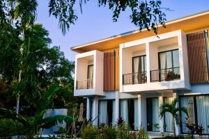 een appartementencomplex met balkons en bomen bij Sinapa Suites in Ko Pha Ngan