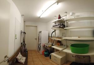 Palanda nebo palandy na pokoji v ubytování Modernes Chalet mit Terrasse und Parkplatz in den Alpen + 14 fotografií