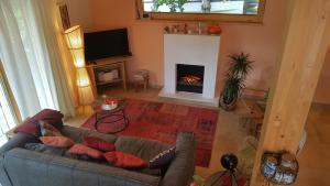 Posezení v ubytování Modernes Chalet mit Terrasse und Parkplatz in den Alpen