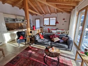 Posezení v ubytování Modernes Chalet mit Terrasse und Parkplatz in den Alpen
