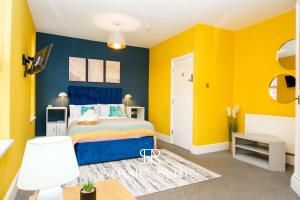 En eller flere senge i et værelse på Spacious 6BR Near Derby City & Pride Park