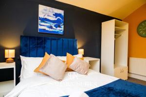 En eller flere senge i et værelse på Spacious 6BR Near Derby City & Pride Park