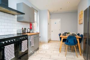 Køkken eller tekøkken på Spacious 6BR Near Derby City & Pride Park + 43 billeder
