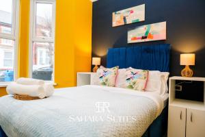 En eller flere senge i et værelse på Spacious 6BR Near Derby City & Pride Park