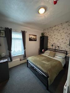 Postel nebo postele na pokoji v ubytování Hornby Villa B&B Couples & Families Only- Quiet Central Location- Near To Winter Gardens + 32 fotografií