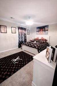 een slaapkamer met een bed met een zwart-wit dekbed bij The Aristocrat's Abode in Stockbridge