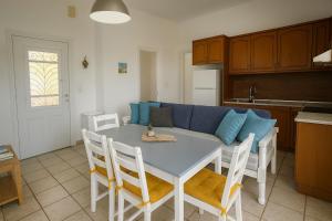 Kuchyň nebo kuchyňský kout v ubytování Aggelos & Melina Studios - Enjoy sunset from Aggelos! + 14 fotografií