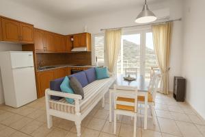 Kuchyň nebo kuchyňský kout v ubytování Aggelos & Melina Studios - Enjoy sunset from Aggelos!