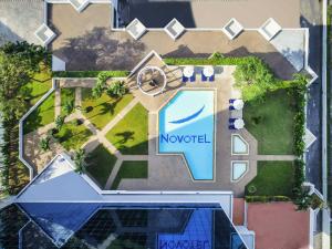 een bovenaanzicht van een zwembad in een resort bij Novotel Bangkok Bangna in Bangna +33 foto's