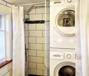 a washer and dryer in a small bathroom at Unikt sommarboende in Färjestaden